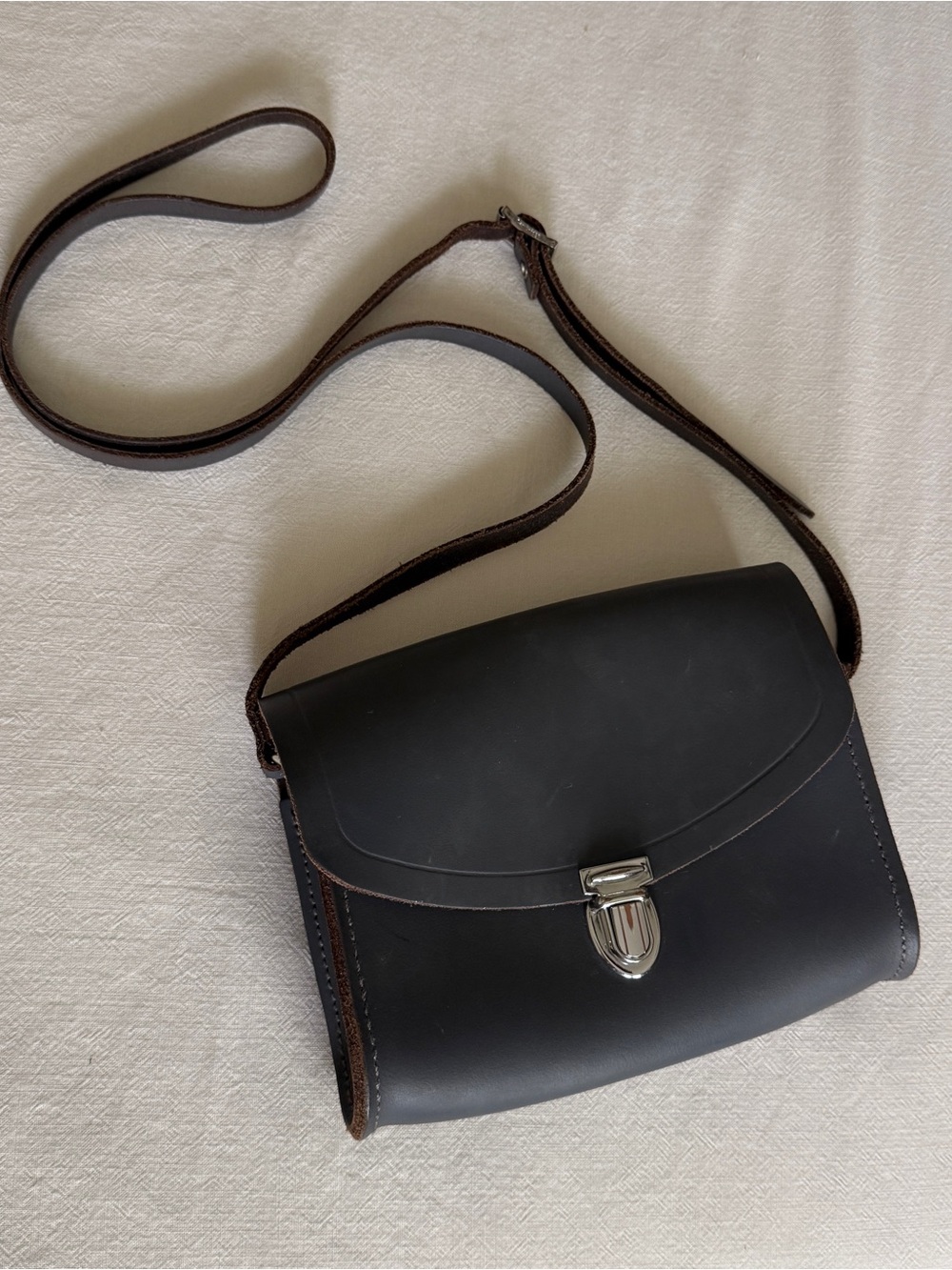 The Cambridge Satchel
Company Gray Leather Push Lock crossbody purse bag